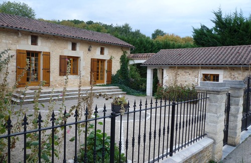 Chateau-l'Eveque House | 18th century farmhouse, fully renovated, quiet, well equipped.