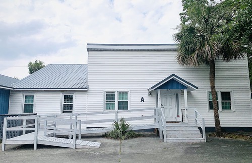 North Charleston Apartment | 19 Bedroom 26 Beds 13 Bath - Sleeps 50 - 5 min fr Coliseum - 10 min fr Airport