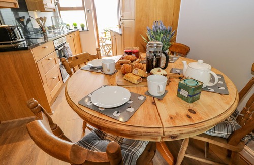 Holmfirth House | 19 THE VILLAGE, family friendly in Holmbridge