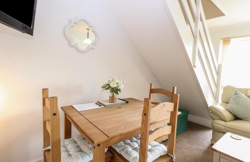 Corton House | 19 Waterside Park
