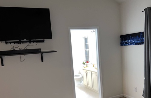 Yeadon House | 1900 sq/ft of space, 3 Bedrooms/3 Levels Townhouse/beautiful quiet neighborhood.