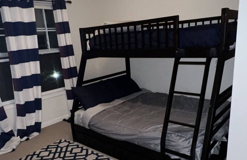 Yeadon House | 1900 sq/ft of space, 3 Bedrooms/3 Levels Townhouse/beautiful quiet neighborhood.