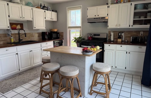 Muskegon House | 1902 Cottage w Muskegon Lake views, 4 bedrooms, AC WiFi, btwn beach & downtown