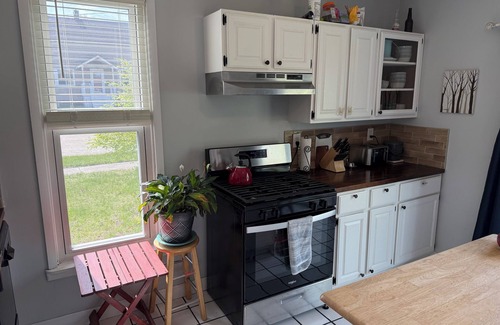 Muskegon House | 1902 Cottage w Muskegon Lake views, 4 bedrooms, AC WiFi, btwn beach & downtown
