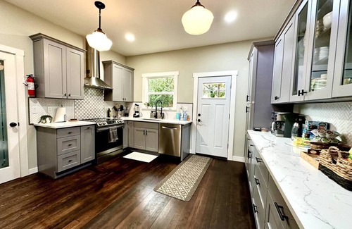 Hilltop House | 1904 home near Tacoma dome & convention centernPet friendly
