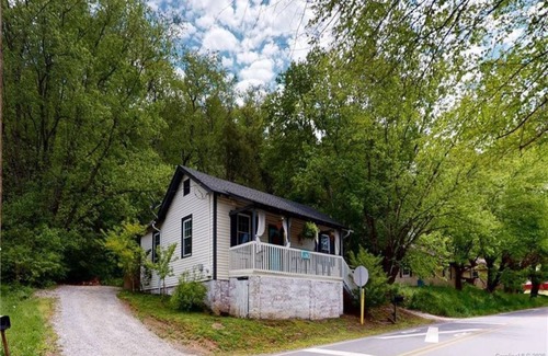 Woodfin House | 1920s bungalow near river, 8 min to DT AVL!