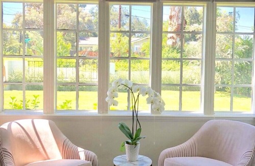 North Central House | 1920s Pasadena Cottage Steps from RoseBowl w/Pool