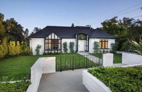 North Central House | 1920s Pasadena Cottage Steps from RoseBowl w/Pool