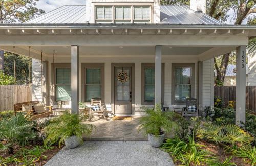 Saint Simons Heights House | 1923 Frederica Road