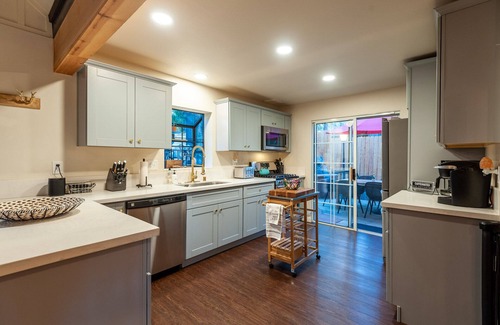 Twin Peaks Cabin | 1928 Cabin, Hot Tub, Deck, Perfect Family Retreat!