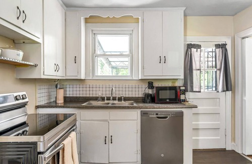 Donelson House | 1950's Brick Rancher - 4 Bedroomn