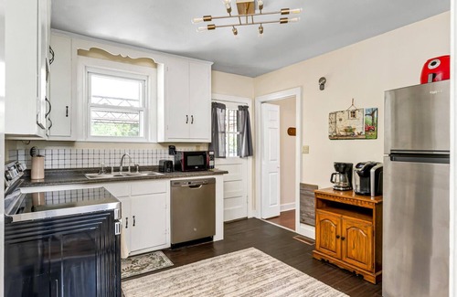 Donelson House | 1950's Brick Rancher - 4 Bedroomn