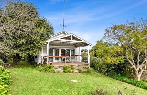 Portarlington Cottage | 1950s Bayfront Classic With Glistening Water Views