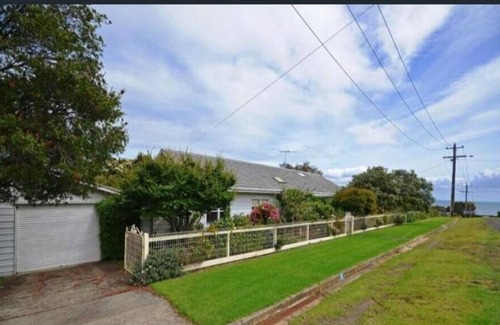 Portarlington Cottage | 1950s Bayfront Classic With Glistening Water Views