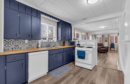 Lexington House | 1954 Oar House - Cozy Beach Home w Beach Access!