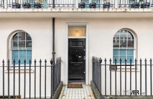 Pimlico Apartment | 195VBR with private bathrooms, shared kitchen