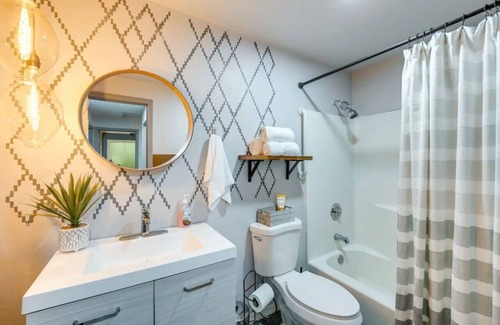 Mount Vernon Apartment | 198) Perfect for larger families + Hot Tub!