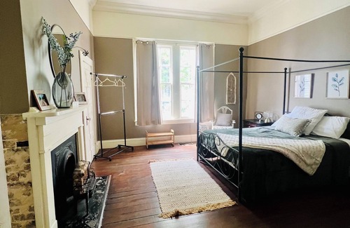 Montgomery House | 19th Century 4-bedroom, walk to downtown