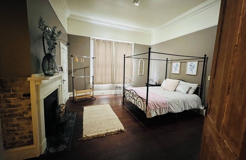 Montgomery House | 19th Century 4-bedroom, walk to downtown