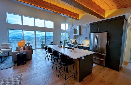 Bethlehem House | 1A Maple Lodge Stunning luxury Scandinavian style home with great views