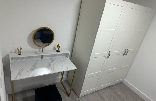 Kensal Green Apartment | 1B, zone 2 Westbourne Park , sleeps 4