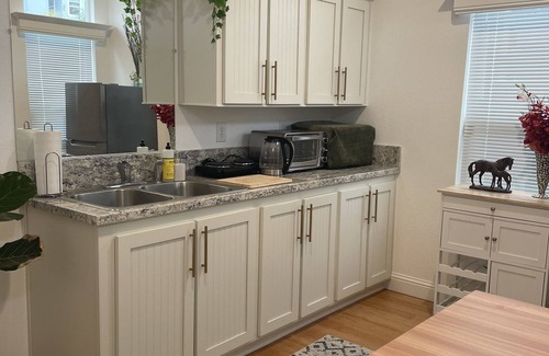 Agoura Hills House | 1bd/1ba retreat in Mountains, Pool, jacuzzi, gym! 8 min to Malibu beach!