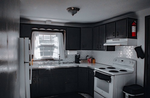 Albany Apartment | 1bd apt, 2 min walk to Albany med, off street parking and washer/dryer