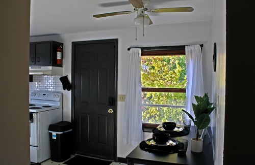 Albany Apartment | 1bd apt, 2 min walk to Albany med, off street parking and washer/dryer