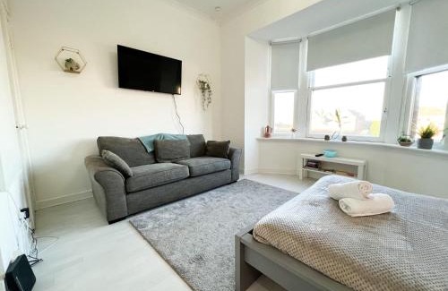 Rutherglen Apartment | 1Bd Glasgow Apartment