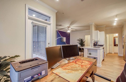 Houston Apartment | 1BD Luxury in Heart of Houston w Pool, Gym & More!