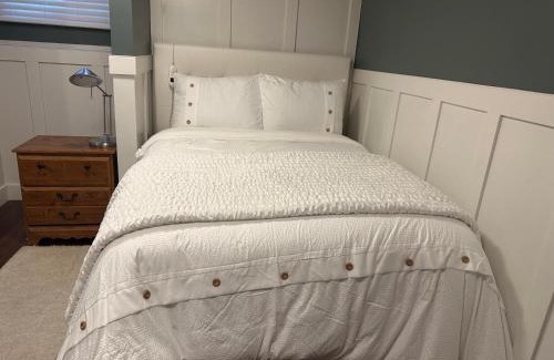 Yellowknife House | 1Bed Cozy Retreat & Spacious Lounge