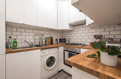 Gorgie Apartment | 1Bed, Ground floor, Private Entrance
