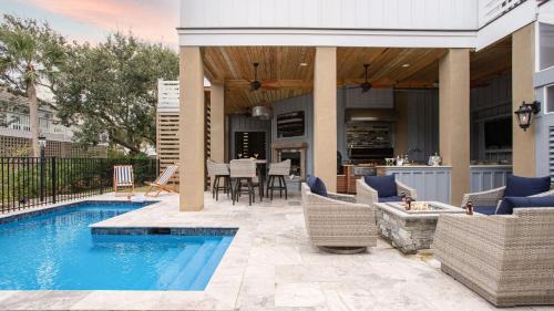 Beachwood East House | 1blck to Beach Pool Firepit Outdoor Kitchen Game Room Pelican by AvantStay