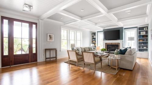 Beachwood East House | 1blck to Beach Pool Firepit Outdoor Kitchen Game Room Pelican by AvantStay