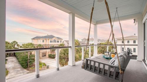 Beachwood East House | 1blck to Beach Pool Firepit Outdoor Kitchen Game Room Pelican by AvantStay