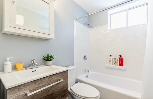 Rosedale Apartment | 1BR Apt with King Bed & Netflix - PRIME Location