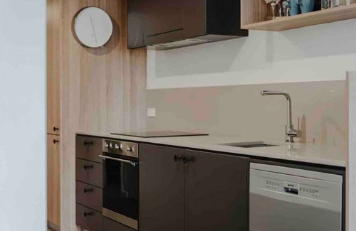 Braddon Apartment | 1Br Braddon retreat with mountain views close to restaurants & bars