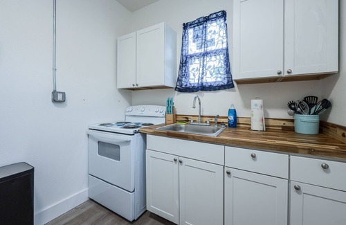 South Pensacola Cottage | 1BR Cozy & Convenient Near All Pensacola Offers
