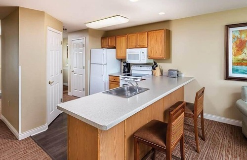 Lake Delton Condo | 1br Deluxe Condo in Tranquil Wilderness Setting