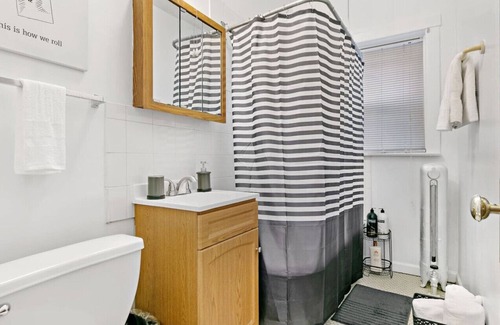 Rogers Park Apartment | 1BR Explore Town or Walk to the Beach Loyola Park