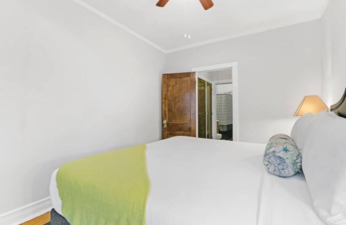 Rogers Park Apartment | 1BR Explore Town or Walk to the Beach Loyola Park