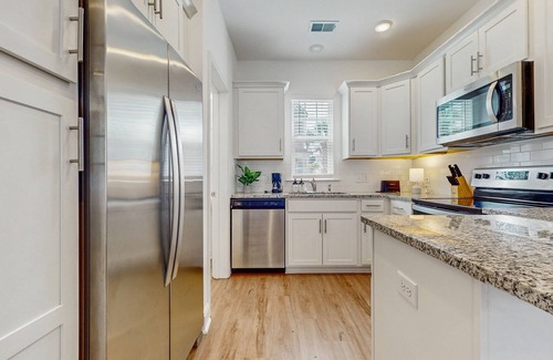 Goose Creek House | 1BR loft in Pet Friendly Resort w/pool & more