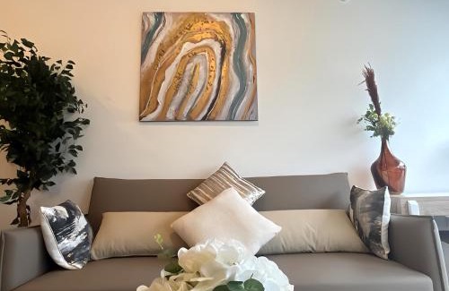 Central Milton Keynes Apartment | 1BR Luxury Flat at Train station - Long stays welcome - just ask