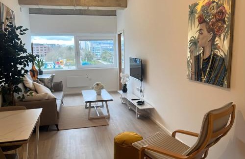 Central Milton Keynes Apartment | 1BR Luxury Flat at Train station - Long stays welcome - just ask