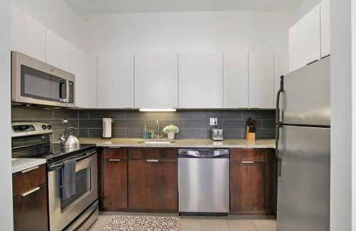 East Hyde Park Apartment | 1BR Modern Apartment in Chicago - Del Prado 811