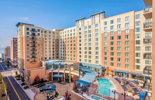 Old Town West Condo | 1BR Oxon Hill Condo w/2 Beds & Bath