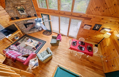 Gatlinburg - Pigeon Forge Cabin | 1BR private cabin close to downtown Gatlinburg & Pigeon Forge/Hot tub/Pool table