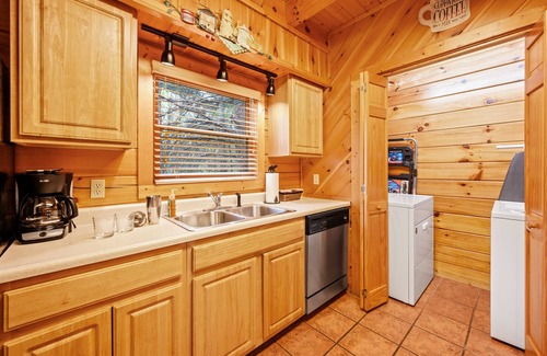 Gatlinburg - Pigeon Forge Cabin | 1BR private cabin close to downtown Gatlinburg & Pigeon Forge/Hot tub/Pool table