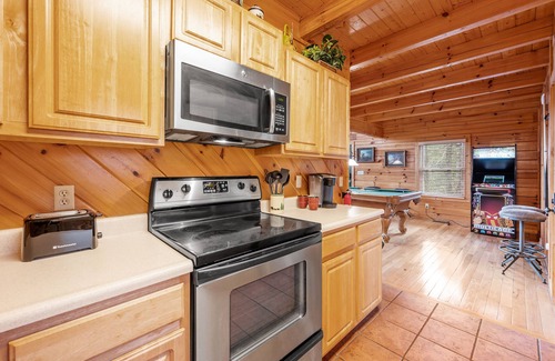 Gatlinburg - Pigeon Forge Cabin | 1BR private cabin close to downtown Gatlinburg & Pigeon Forge/Hot tub/Pool table
