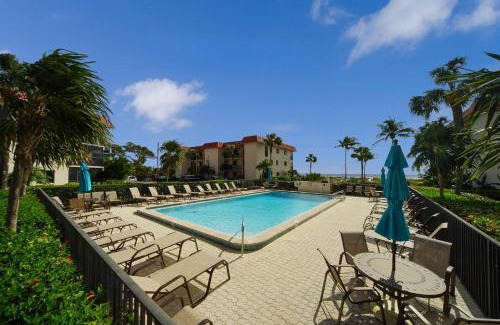 Sanibel Apartment | 1BR Second Floor Condo On Sanibel Island Steps To The Beach 4B2